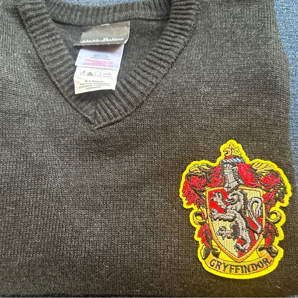 Harry Potter insignia Gryffindor kids sweater. Sz XL. Not itchy for most 100poly